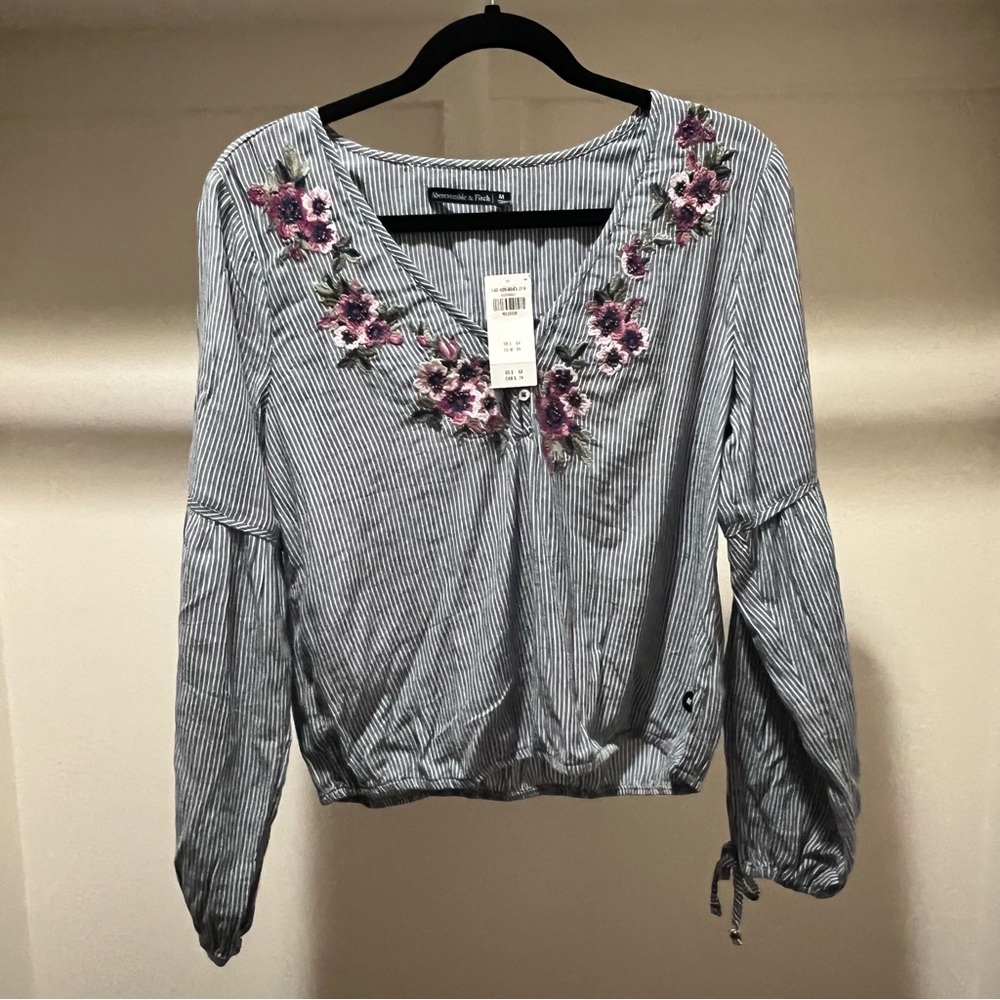 Abercrombie & Fitch Embroidered Floral V-Neck Blouse